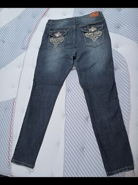 Embellished Dark Wash Skinny Jeans with Decorative Back Pockets